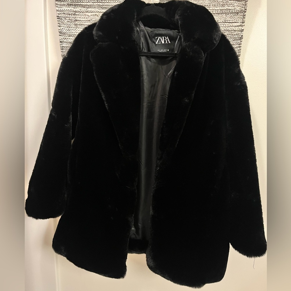 Zara Women's Elegant Black faux fur coat
